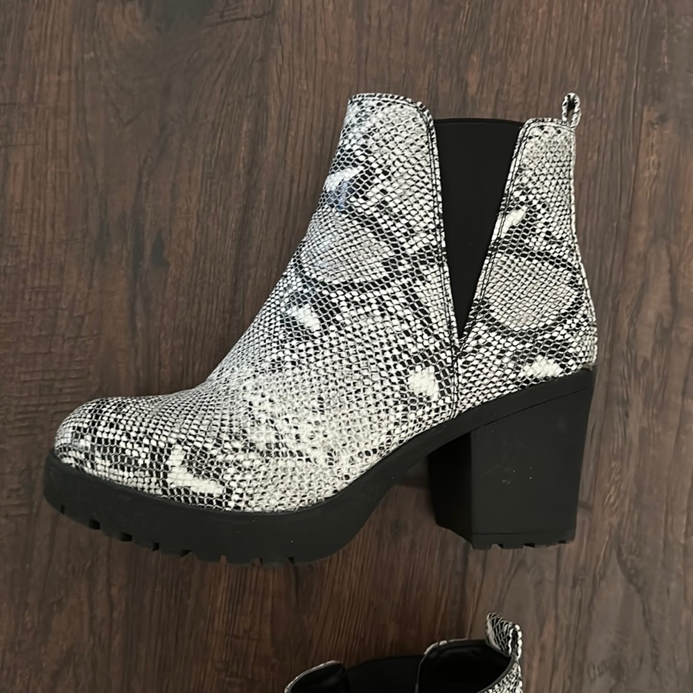 Snakeskin Heel Booties with Rubber sole